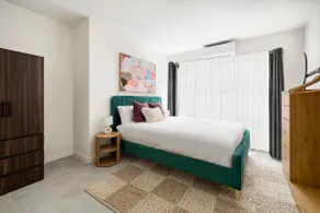Tropical Vibes in North Manly AC and FREE Parking - Image 2