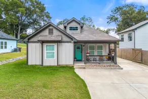 Comfortable & Modern Home-10min to LakePoint! - Image 2