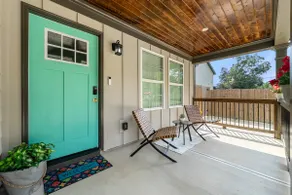 Comfortable & Modern Home-10min to LakePoint! - Image 4