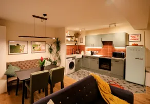 Designer Penthouse with City Views - Image 2