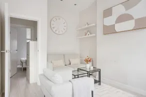 Modern Hyde Park Flat on Vibrant Queensway - Image 2