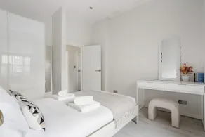 Modern Hyde Park Flat on Vibrant Queensway - Image 4
