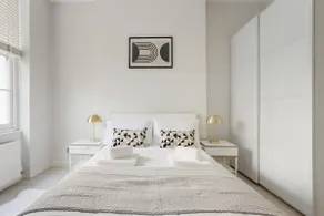 Modern Hyde Park Flat on Vibrant Queensway - Image 3