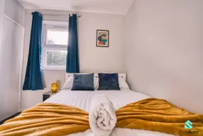 Modern 2 Bed, Sleeps 6 & Free Parking & By Stay Aura Short Term Rental Newcastle - Image 2