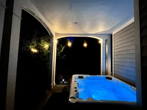 Quiet Romantic Getaway, Hot Tub, Pool, Lake - Image 3