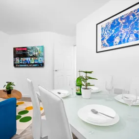 2 Bedroom Apartment * Netflix * WiFi * Parking - Image 3