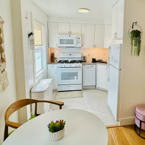 Newly Furnished Apartment on College Ave - Image 4