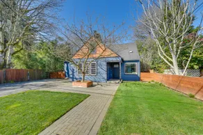 Spacious house with fenced yard and hot tub - Image 2