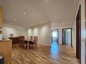 Spacious Apt with Parking & King Beds - Image 5