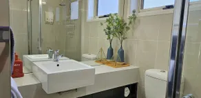 Bendigo CBD Skyline Apartment - Image 5