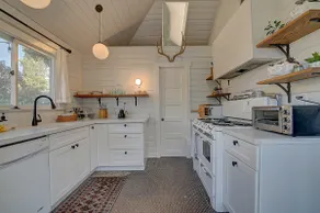 Historical Landmark Queen-Ann Bungalow - Image 5