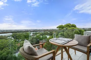 Serene Urban Oasis just off King St + free parking - Image 2