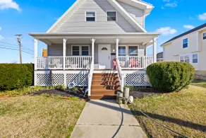 Hot Tub | King Sized Bed | Steps to the Beach! - Image 3