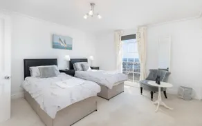 Cliffhanger, Fabulous Holiday Home with Sea Views - Image 2