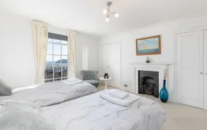 Cliffhanger, Fabulous Holiday Home with Sea Views - Image 4