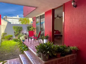 Spacious and centrally located family-friendly residence - Image 3