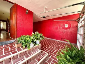 Spacious and centrally located family-friendly residence - Image 4