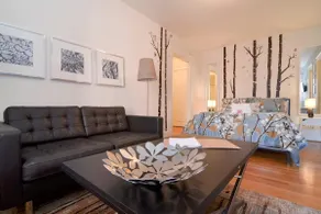 Quiet courtyard steps from iconic sites & dining! - Image 2