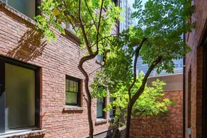 Quiet courtyard steps from iconic sites & dining! - Image 3