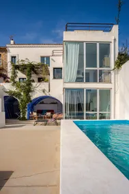 Fabulous house in the center with a swimming pool and parking. - Image 2