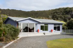 Sisters Beach Retreat - Image 3
