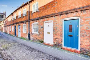 Gorgeous Listed Cottage in the Heart of Farnham - Image 2