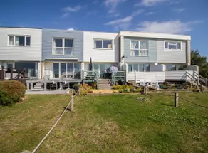 'Pebbles' Beachhouse. Your sanctuary by the Sea. - Image 2