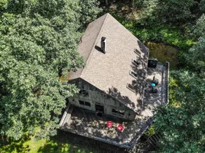 Modern Retreat in Wäldern mit Bachlauf und Wandern in der Nähe von Bethel Woods - Image 3