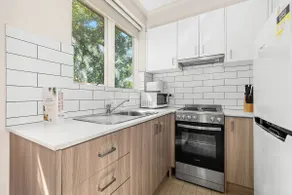 Domi Rentals - The Carlisle Street Apartments - Image 2