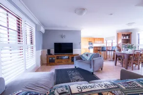 Toowoomba CBD, opposite Queens Park, sleeps 6. - Image 2