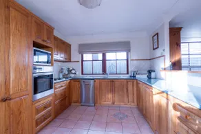 Toowoomba CBD, opposite Queens Park, sleeps 6. - Image 4
