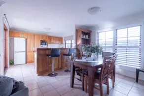 Toowoomba CBD, opposite Queens Park, sleeps 6. - Image 3