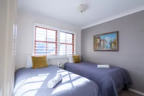 Toowoomba CBD, opposite Queens Park, sleeps 6. - Image 5