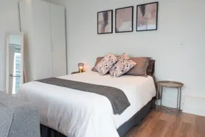 1000sqft TOP FLOOR Apt w/ Balcony in Coal Harbour - Image 4