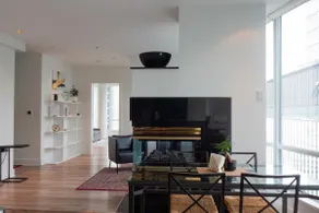 1000sqft TOP FLOOR Apt w/ Balcony in Coal Harbour - Image 3