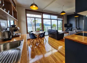 The Beach House- private jacuzzi and wood fire! - Image 3