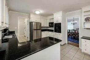 Beautiful Home Close To Everything - Image 5