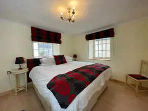 Family-oriented cottage with garden - Image 3