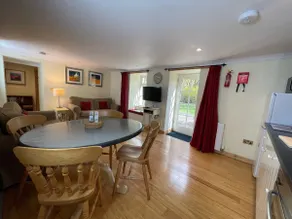 Family-oriented cottage with garden - Image 4