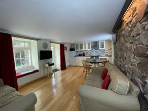 Family-oriented cottage with garden - Image 2