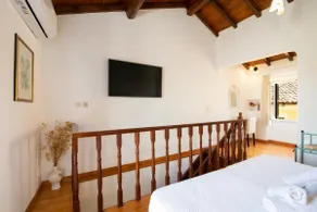Traditional 2 floors house at Corfu,near the sea. - Image 3