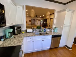 West End Townhouse steps from Main St & Falls Park, Shopping, Dining, Stadium - Image 4