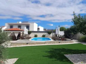 Olive Vacation House with Heated Pool - Image 2