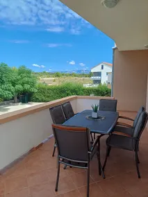 Olive Vacation House with Heated Pool - Image 4