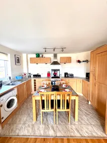 Beautiful flat w/ balcony, pool table & 55” TV - Image 4