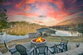 Lakefront, Kayaks, SUPs, Hot Tub & Boat Options - Image 4