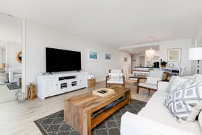 Condo en bord de mer récemment rénové au 10ème étage - Image 4