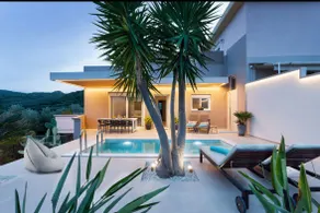 Olive Garden-Heated Pool - Image 3