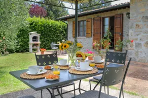Cozy cottage with private pool and garden for al fresco dining - Image 2