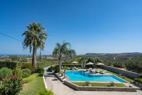 Villa w/Private Pool, Play Area, BBQ & Ping Pong - Image 3